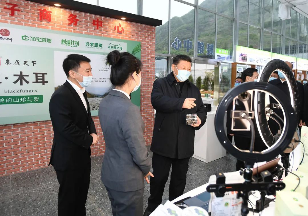 2020年4月20日，習(xí)近平在商洛市柞水縣小嶺鎮(zhèn)金米村培訓(xùn)中心，了解該村發(fā)展木耳產(chǎn)業(yè)情況。新華社記者 謝環(huán)馳 攝