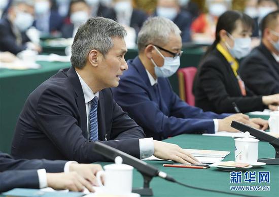  5月24日，全國人大代表羅杰（左一）參加湖北代表團的審議并發(fā)言。新華社記者 黃敬文 攝