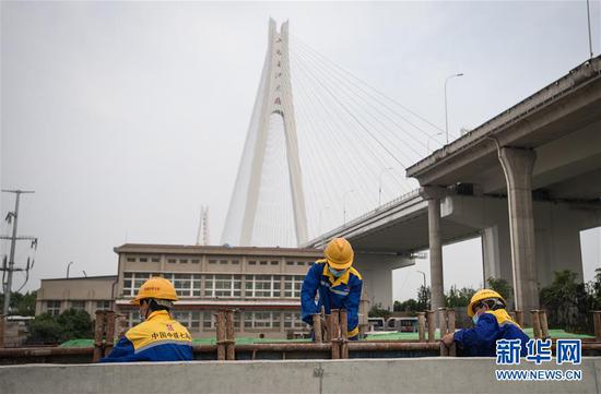  4月30日，來自中鐵七局的建設者在武漢武九北綜合管廊工程施工現(xiàn)場作業(yè)。新華社記者 肖藝九 攝