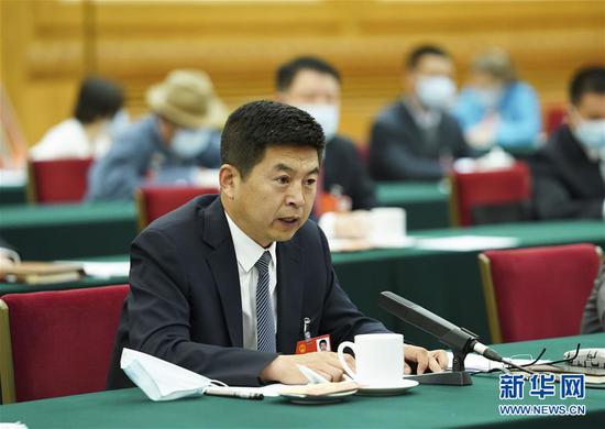  5月22日，全國人大代表費東斌參加內(nèi)蒙古代表團的審議并發(fā)言。新華社記者 黃敬文 攝