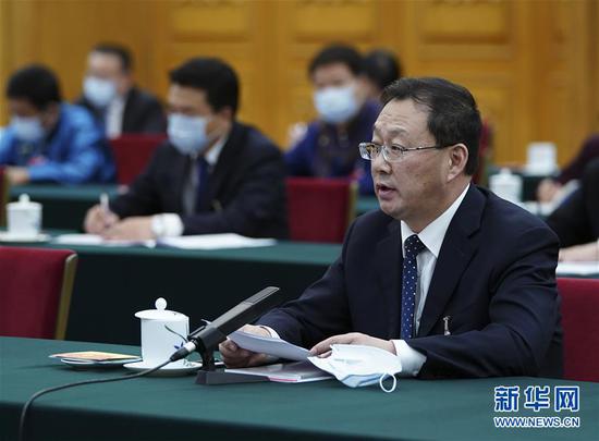 5月22日，全國人大代表霍照良參加內(nèi)蒙古代表團的審議并發(fā)言。新華社記者 謝環(huán)馳 攝