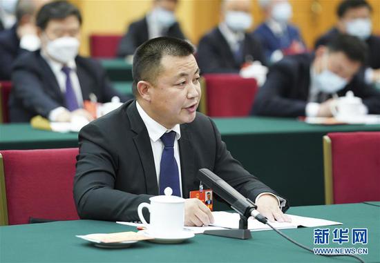  5月24日，全國人大代表張文喜參加湖北代表團的審議并發(fā)言。新華社記者 黃敬文 攝